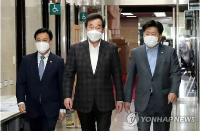 河村氏との会談のため、会場に向かう李氏（中央）＝１８日、ソウル（聯合ニュース）