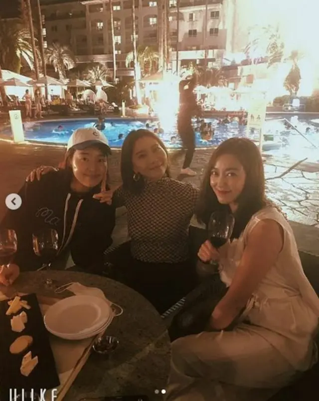 女優イ・ソヨン、親友オ・ユナ、ハン・ジヘとプールで休暇…ワイン飲みながら優雅に（画像提供:wowkorea）