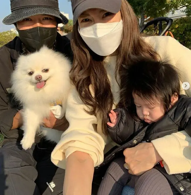 女優ヤン・ミラ、二重まぶたがヤン・ミラにそっくりな息子＆夫＆愛犬と家族写真…今年6月に出産（画像提供:wowkorea）