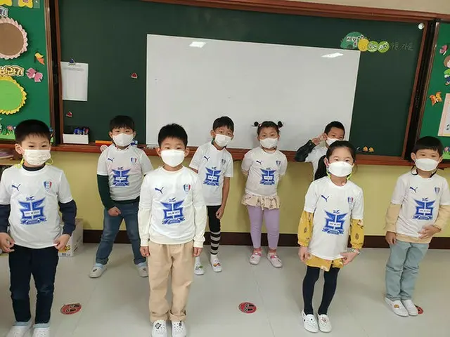 韓国Kリーグ・水原三星、地域の小学校入学生全員にTシャツをプレゼント（画像提供:wowkorea）