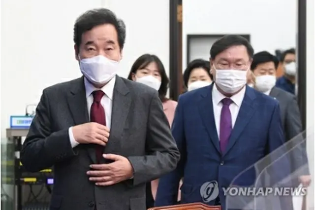 党幹部会議に出席する李氏（左）＝19日、ソウル（聯合ニュース）