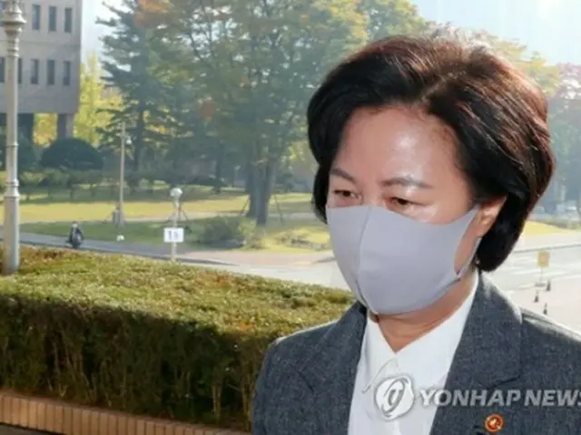 京畿道の政府果川庁舎に出勤する秋長官＝１９日、果川（聯合ニュース）