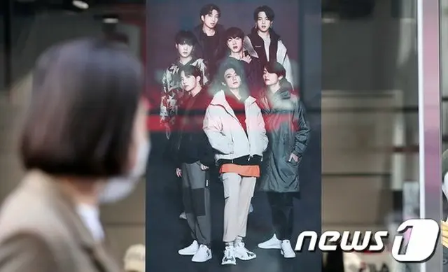 韓国ソウルの通りに貼られている、BTSのポスター（画像提供:wowkorea）
