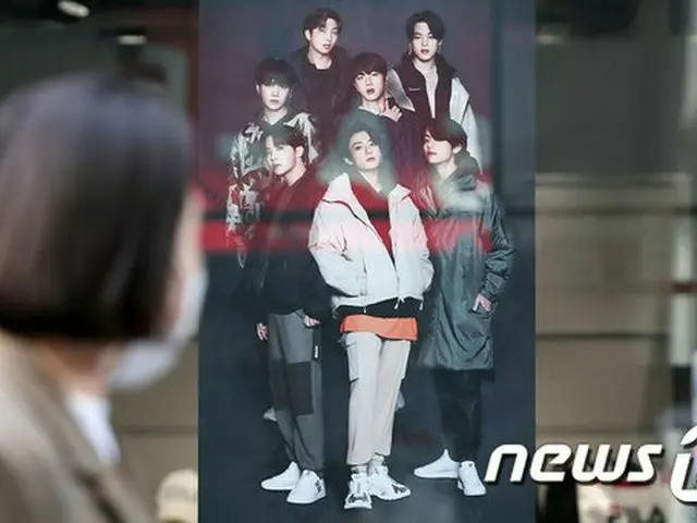 韓国ソウルの通りに貼られている、BTSのポスター（画像提供:wowkorea）