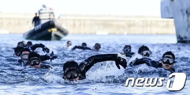 韓国東海岸の軍港で極寒期の訓練をしている、韓国海軍兵士たち（画像提供:wowkorea）