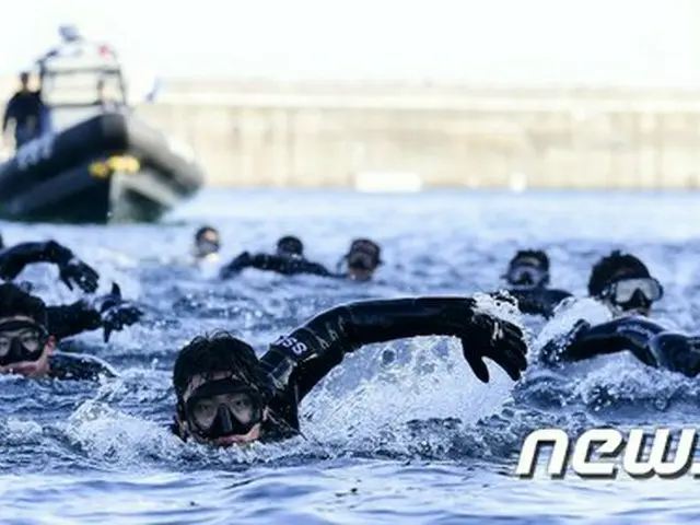 韓国東海岸の軍港で極寒期の訓練をしている、韓国海軍兵士たち（画像提供:wowkorea）