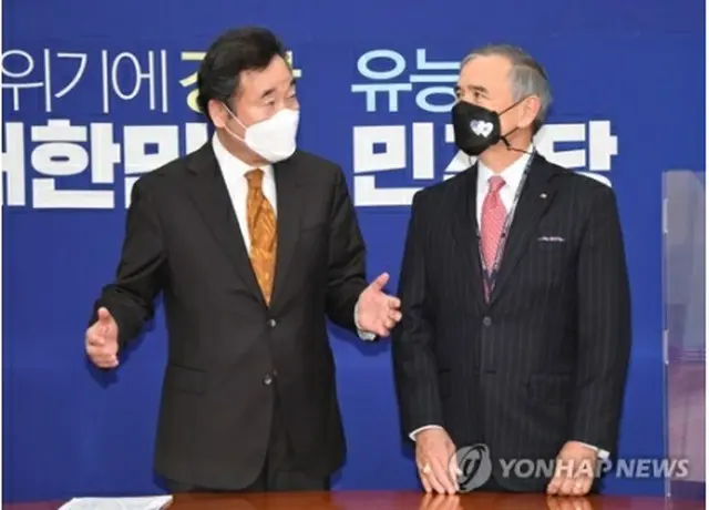 李代表（左）は国会でハリス大使と面会した＝20日、ソウル（聯合ニュース）