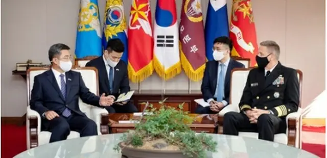 会談する徐旭氏（左端）とデービッドソン氏（右端・国防部提供）＝２０日、ソウル（聯合ニュース）≪転載・転用禁止≫