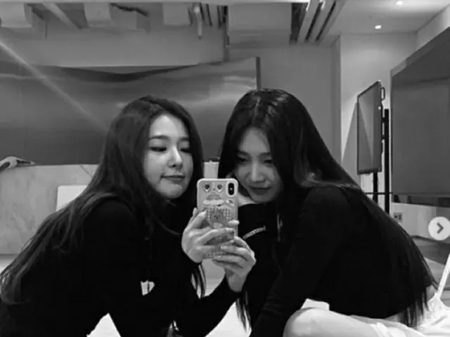 「Red Velvet」スルギ＆ジョイ、仲良しモノクロツーショットを公開…カリスマと清純が同居するオーラを発散（画像提供:wowkorea）