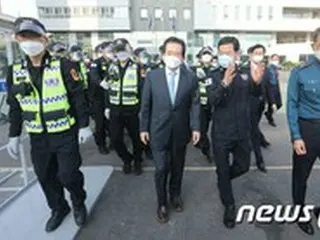 丁世均国務総理、警察の日を迎えて警察現場を激励…「徹底した集会対応に感謝」＝韓国