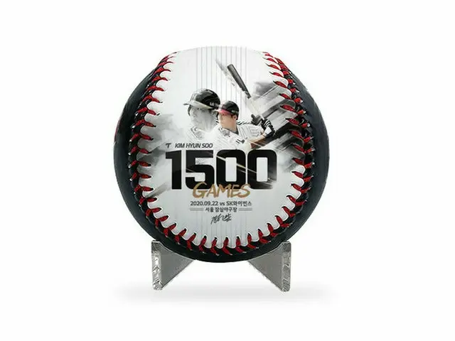 ＜野球＞LGキム・ヒョンス、1500試合出場記念の「プレーヤー　フォトボール」発売（画像提供:wowkorea）