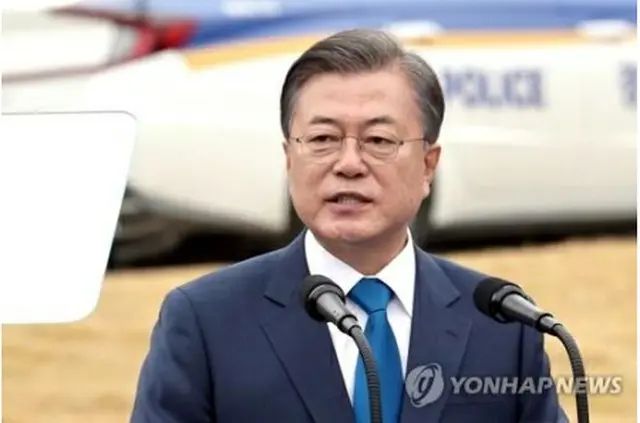 「警察の日」記念式典で演説する文大統領＝21日、牙山（聯合ニュース）