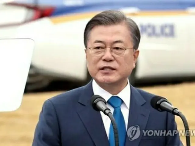 「警察の日」記念式典で演説する文大統領＝21日、牙山（聯合ニュース）