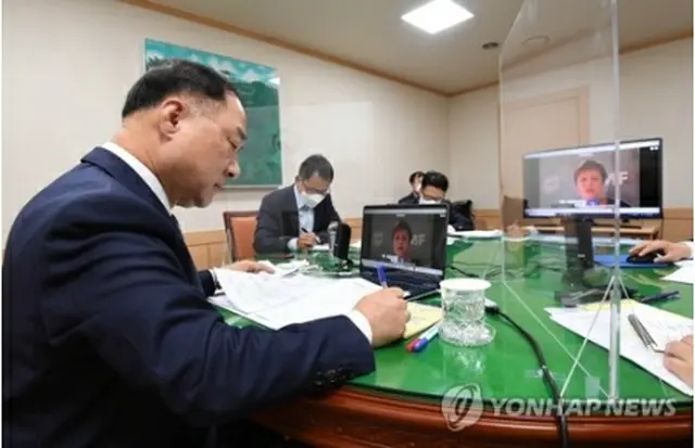 ゲオルギエバ専務理事とテレビ会談する洪楠基副首相（企画財政部提供）＝（聯合ニュース）≪転載・転用禁止≫