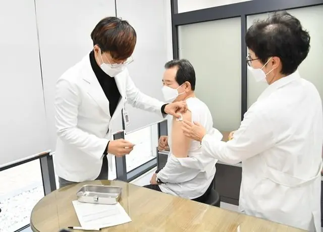 丁世均首相、自らインフルエンザ予防接種で安全性示す＝韓国（画像提供:wowkorea）