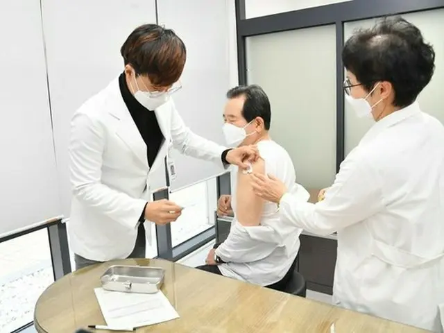 丁世均首相、自らインフルエンザ予防接種で安全性示す＝韓国（画像提供:wowkorea）
