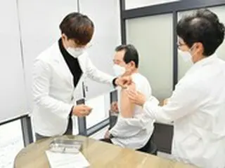丁世均首相、自らインフルエンザ予防接種で安全性示す＝韓国