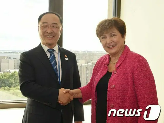 洪楠基 韓国副首相兼企画財政相とゲオルギエバIMF総裁（画像提供:wowkorea）