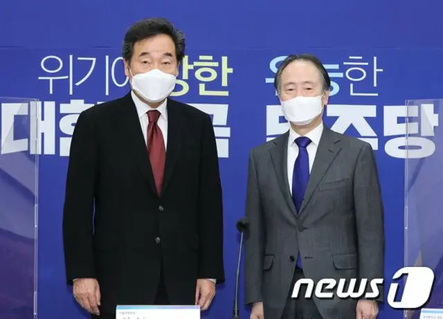 韓国与党“共に民主党”の李洛淵 代表と、冨田浩司 駐韓日本大使（画像提供:wowkorea）