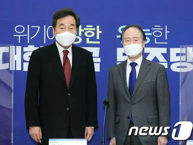 韓国与党“共に民主党”の李洛淵 代表と、冨田浩司 駐韓日本大使（画像提供:wowkorea）