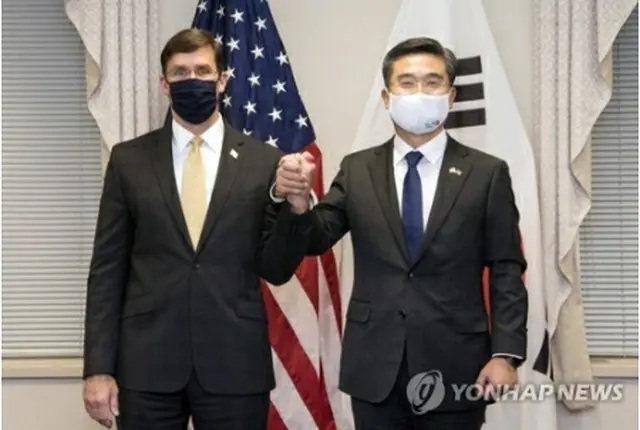米ワシントンでSCMを開催した韓国の徐旭（ソ・ウク）国防部長官（右）とエスパー米国防長官（エスパー氏のツイッターから）＝（聯合ニュース）≪転載・転用禁止≫