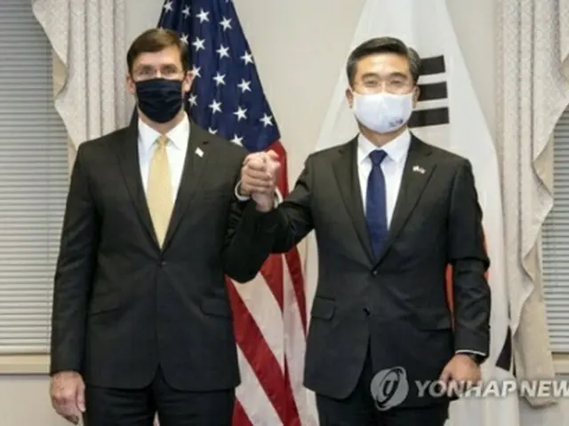 米ワシントンでSCMを開催した韓国の徐旭（ソ・ウク）国防部長官（右）とエスパー米国防長官（エスパー氏のツイッターから）＝（聯合ニュース）≪転載・転用禁止≫
