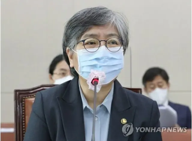 国政監査で質疑に応じる鄭氏＝22日、ソウル（聯合ニュース）