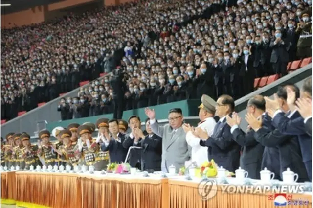 朝鮮中央通信は、金正恩委員長が11日に平壌で行われた集団体操と芸術公演を鑑賞したと報じた＝（朝鮮中央通信＝聯合ニュース）≪転載・転用禁止≫