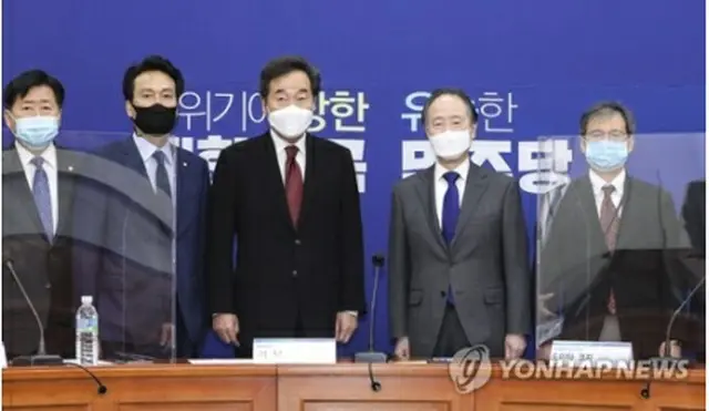 記念撮影する李氏（中央）と冨田氏（右から２人目）＝２２日、ソウル（聯合ニュース）