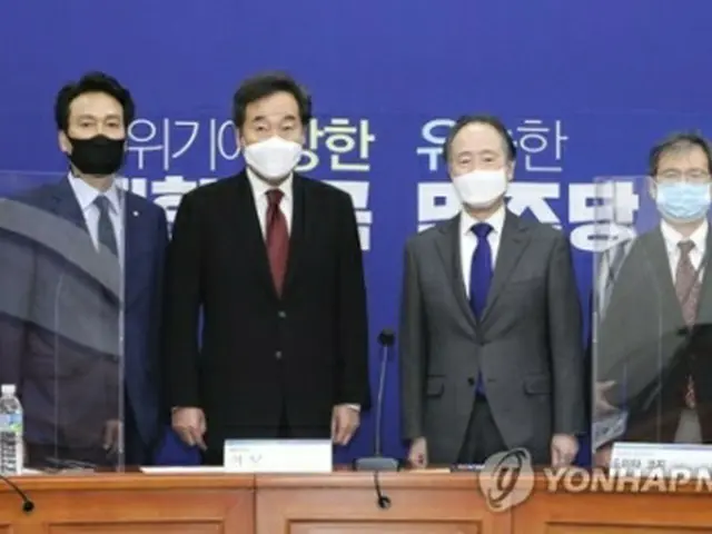 記念撮影する李氏（中央）と冨田氏（右から２人目）＝２２日、ソウル（聯合ニュース）