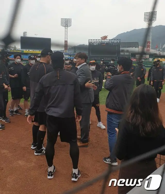 ＜野球＞引退宣言したキム・テギュン、選手団と別れのあいさつ（画像提供:wowkorea）