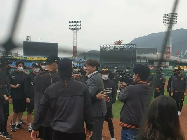 ＜野球＞引退宣言したキム・テギュン、選手団と別れのあいさつ（画像提供:wowkorea）