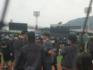 ＜野球＞引退宣言したキム・テギュン、選手団と別れのあいさつ