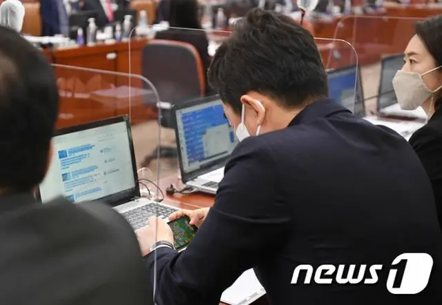 国政監査中にゲームをしている、韓国与党“共に民主党”のカン・フンシク議員（画像提供:wowkorea）