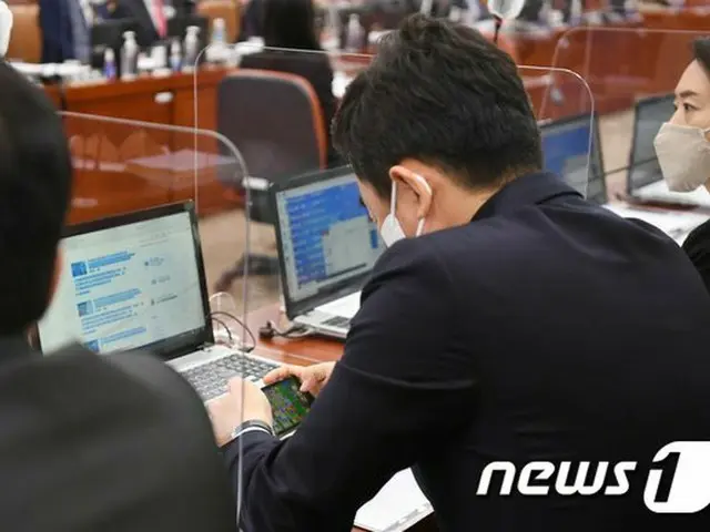 国政監査中にゲームをしている、韓国与党“共に民主党”のカン・フンシク議員（画像提供:wowkorea）