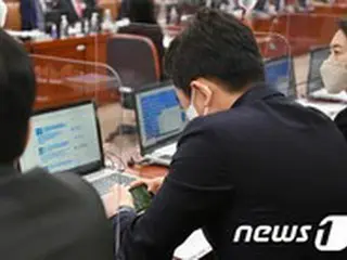 国政監査中に“ゲーム”の与党議員…野党「ここは遊び場か！」＝韓国