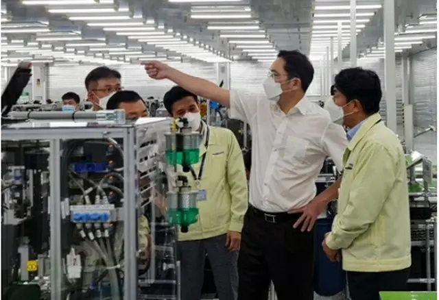 ハノイ近郊のスマートフォン生産工場を視察する李副会長（右から２人目、サムスン電子提供）＝（聯合ニュース）≪転載・転用禁止≫