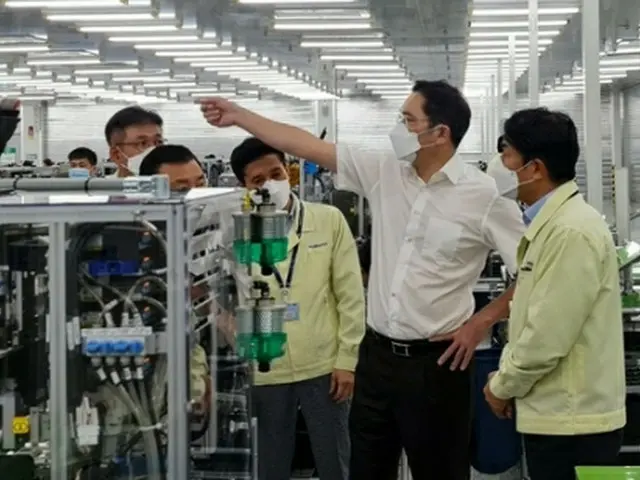 ハノイ近郊のスマートフォン生産工場を視察する李副会長（右から２人目、サムスン電子提供）＝（聯合ニュース）≪転載・転用禁止≫