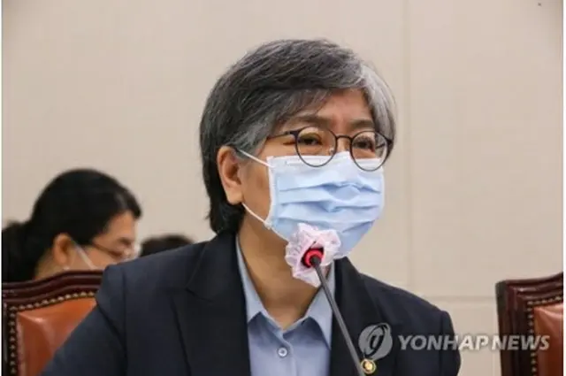 国政監査で質疑に応じる鄭氏＝２２日、ソウル（聯合ニュース）