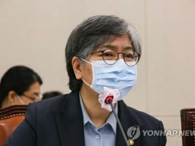 国政監査で質疑に応じる鄭氏＝２２日、ソウル（聯合ニュース）