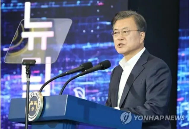 松島のスマートシティ統合運営センターで開かれた「韓国版ニューディール連係スマートシティ推進戦略報告大会」で発言する文大統領＝２２日、仁川（聯合ニュース）