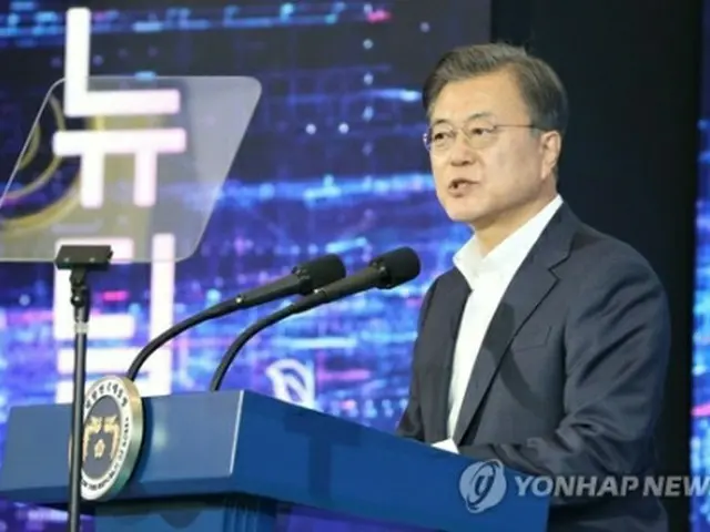 松島のスマートシティ統合運営センターで開かれた「韓国版ニューディール連係スマートシティ推進戦略報告大会」で発言する文大統領＝２２日、仁川（聯合ニュース）