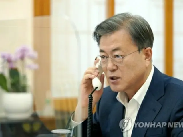 トカエフ大統領と電話会談する文大統領（青瓦台提供）＝２２日、ソウル（聯合ニュース）≪転載・転用禁止≫