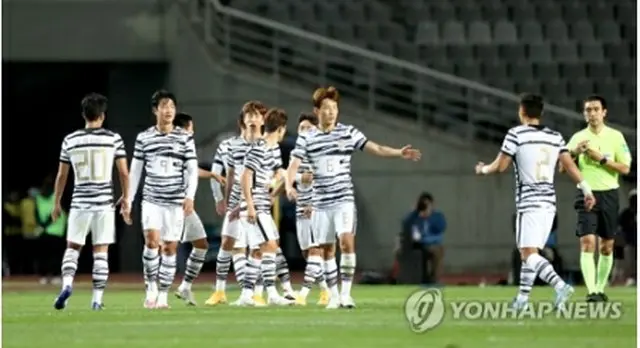 １２日に高陽で開かれた韓国代表と五輪代表の親善試合＝（聯合ニュース）