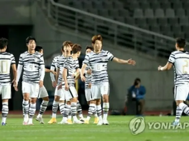 １２日に高陽で開かれた韓国代表と五輪代表の親善試合＝（聯合ニュース）