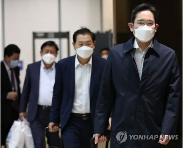 帰国した李副会長（手前）＝23日、ソウル（聯合ニュース）