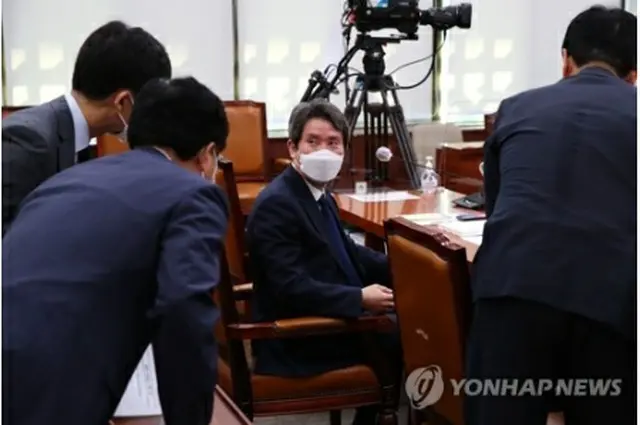 国政監査に出席した李統一部長官（中央）＝23日、ソウル（聯合ニュース）