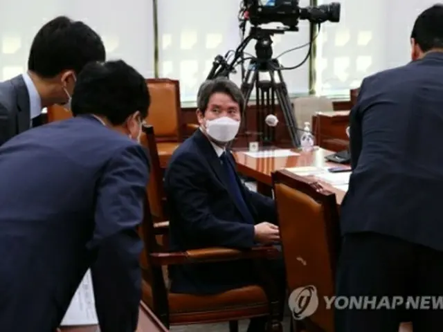 国政監査に出席した李統一部長官（中央）＝23日、ソウル（聯合ニュース）