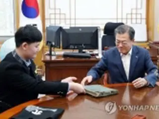 中学生が「韓国海」表記の古地図寄贈　文大統領「貴重な資料」