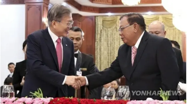 文大統領は２０１９年９月、ラオスを国賓として訪問した。当時開かれた歓迎夕食会で握手を交わす文大統領（左）とブンニャン国家主席（資料写真）＝（聯合ニュース）